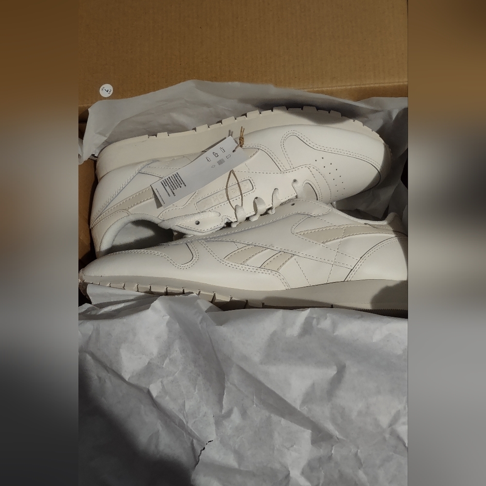 Reebok Woman's 10.5  White Reebok Sneakers